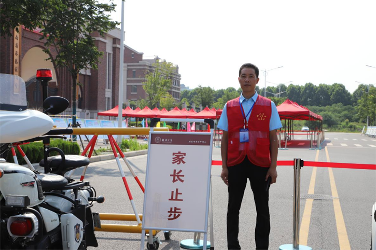 1_樹新風(fēng)助力清廉校園，暖心扉護航中招考試——鄭州中學(xué)第一黨總支中考期間開展黨員志愿服務(wù)活動367.png