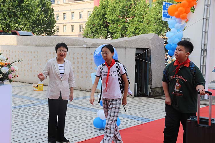 圖片3：櫻花街校區(qū)領導迎接新生.jpg