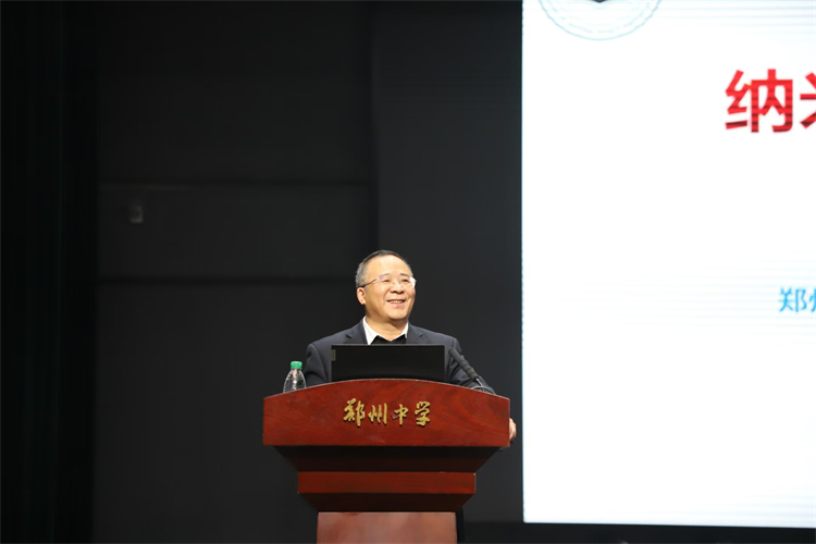 圖片4：李新建教授作精彩演講.jpg