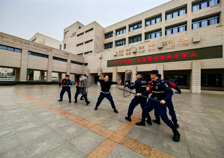 圖片3：高新區(qū)分局巡特警隊員演示圍剿制暴.png